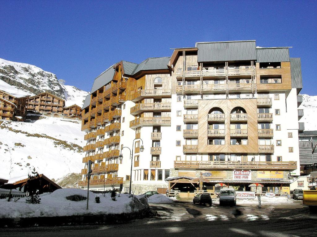 um grande edifício em frente a uma montanha coberta de neve em Apartment Altineige-4 by Interhome em Val Thorens