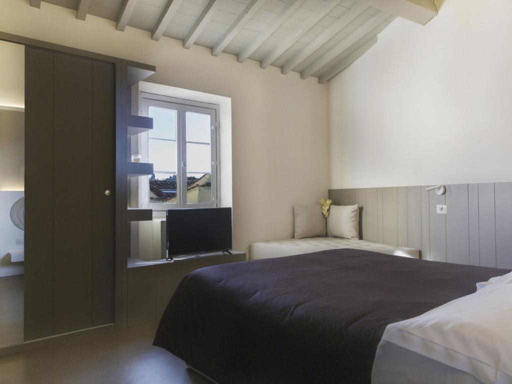 Apartment Tipologia Bilo 04 pax by Interhome في فلورنسا: غرفة نوم بسرير ونافذة