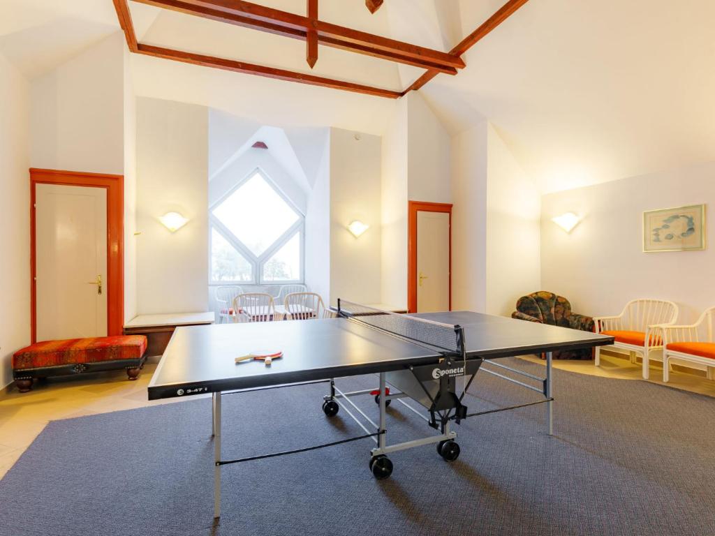 Stolný tenis v ubytovaní Studio Golden Gate by Interhome alebo v jeho okolí