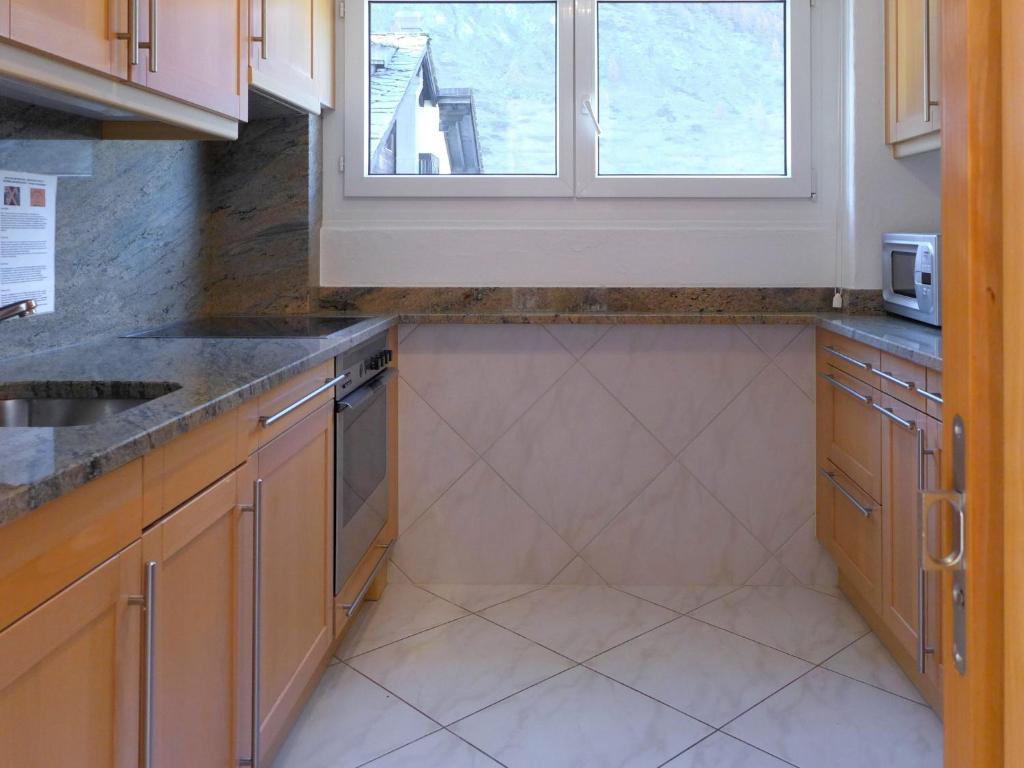 Kuchyň nebo kuchyňský kout v ubytování Apartment St- Bernhard by Interhome