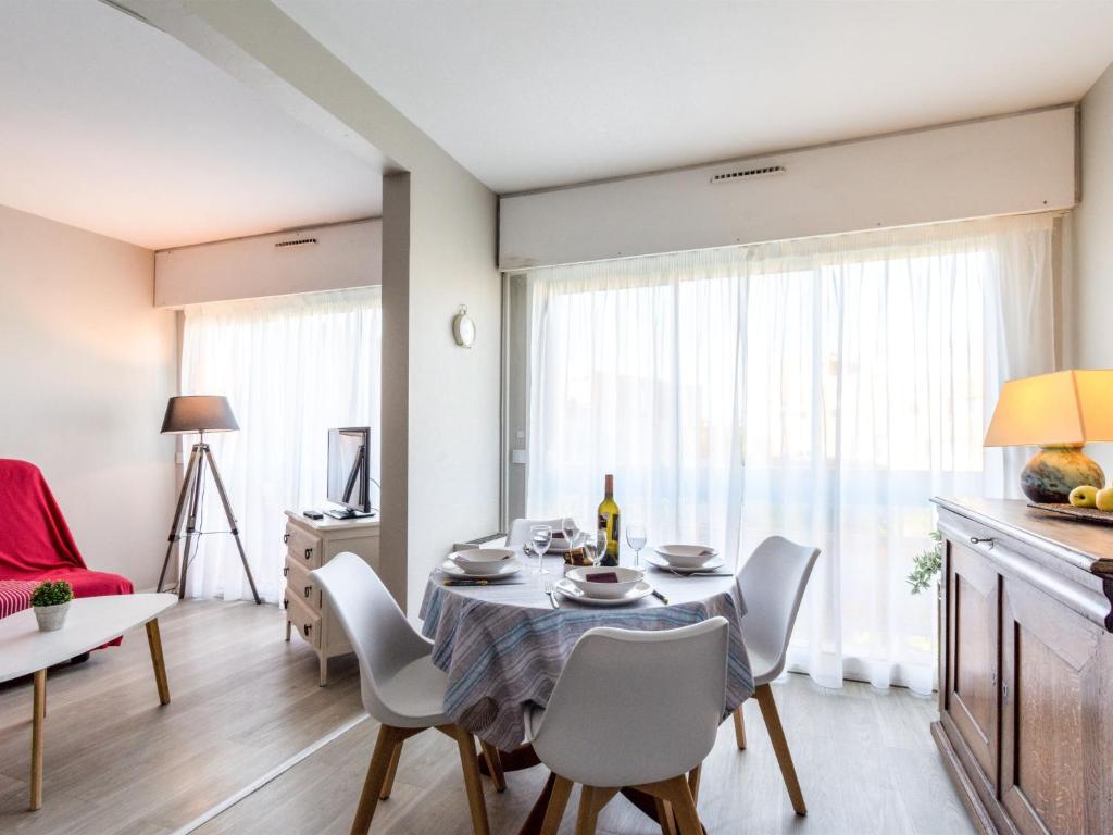 une salle à manger avec une table et des chaises dans une pièce dans l'établissement Apartment Le Maxime-2 by Interhome, à Sainte-Maxime