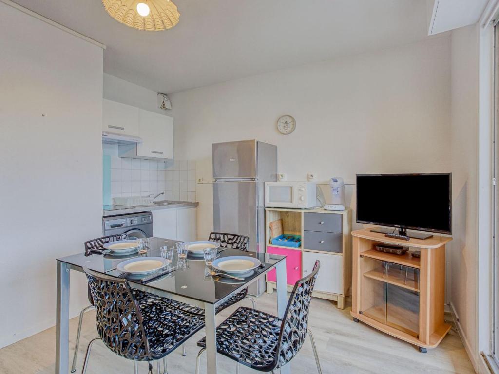 une cuisine avec une table et des chaises et une télévision dans l'établissement Apartment Horizon Océan 1 by Interhome, à Capbreton