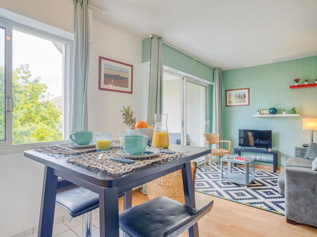 Posezení v ubytování Studio Les Terrasses du Golf by Interhome