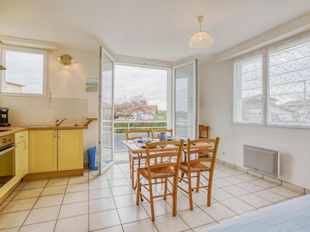 une cuisine et une salle à manger avec une table et des chaises dans l'établissement Apartment La Centrale-9 by Interhome, à Soorts-Hossegor