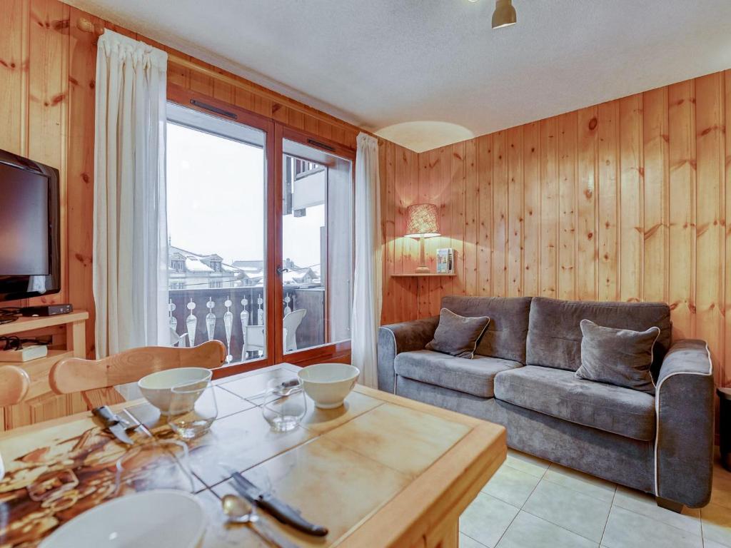 un soggiorno con divano e tavolo di Apartment Pointe des Aravis-5 by Interhome a Saint-Gervais-les-Bains