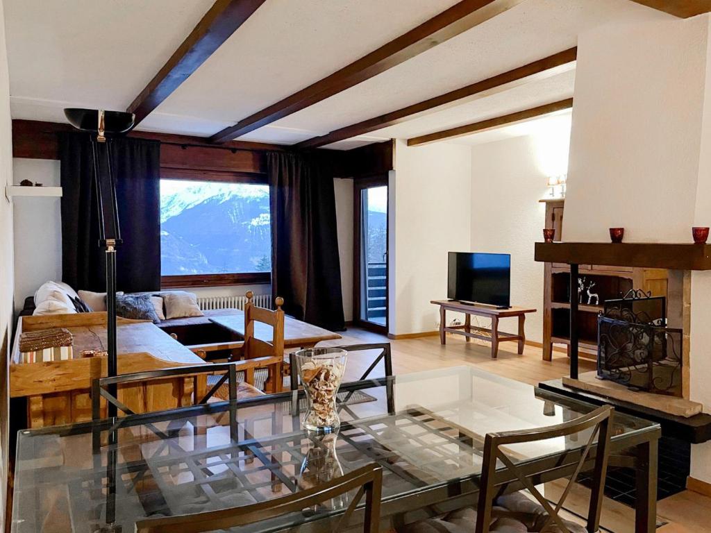sala de estar con mesa de cristal y sofá en Apartment Lisière-Sud by Interhome en Crans-Montana