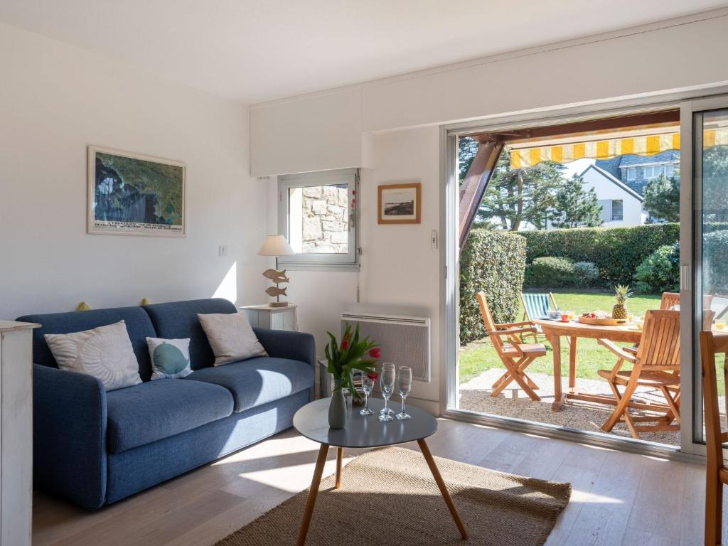 un salon avec un canapé bleu et une table dans l'établissement Apartment Ty Bihan-3 by Interhome, à Carnac