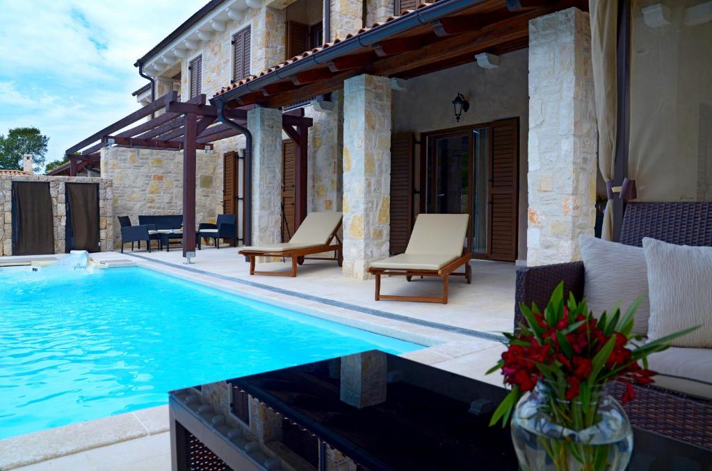 Bazén v ubytovaní Luxury Villa Bernarda alebo v jeho blízkosti