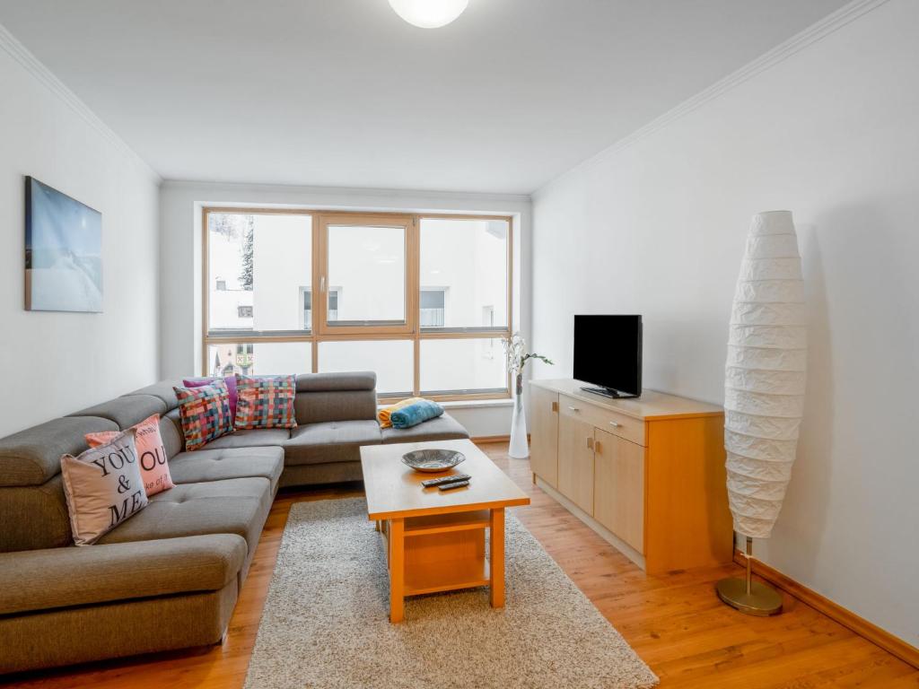 A television and/or entertainment centre at Apartment Appartement 3 by Interhome