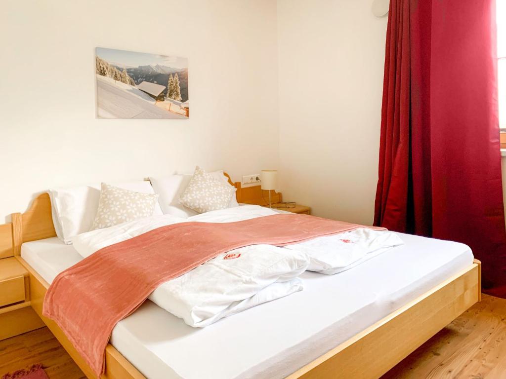 A bed or beds in a room at Apartment Appartement 3 by Interhome