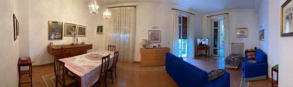 ナポリにあるHome Toledo 355のリビングルーム(テーブル、青いソファ付)
