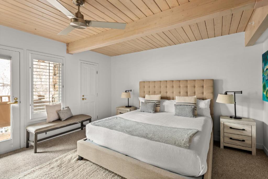 Standard 2 Bedroom Aspen Alps #407 tesisinde bir odada yatak veya yataklar