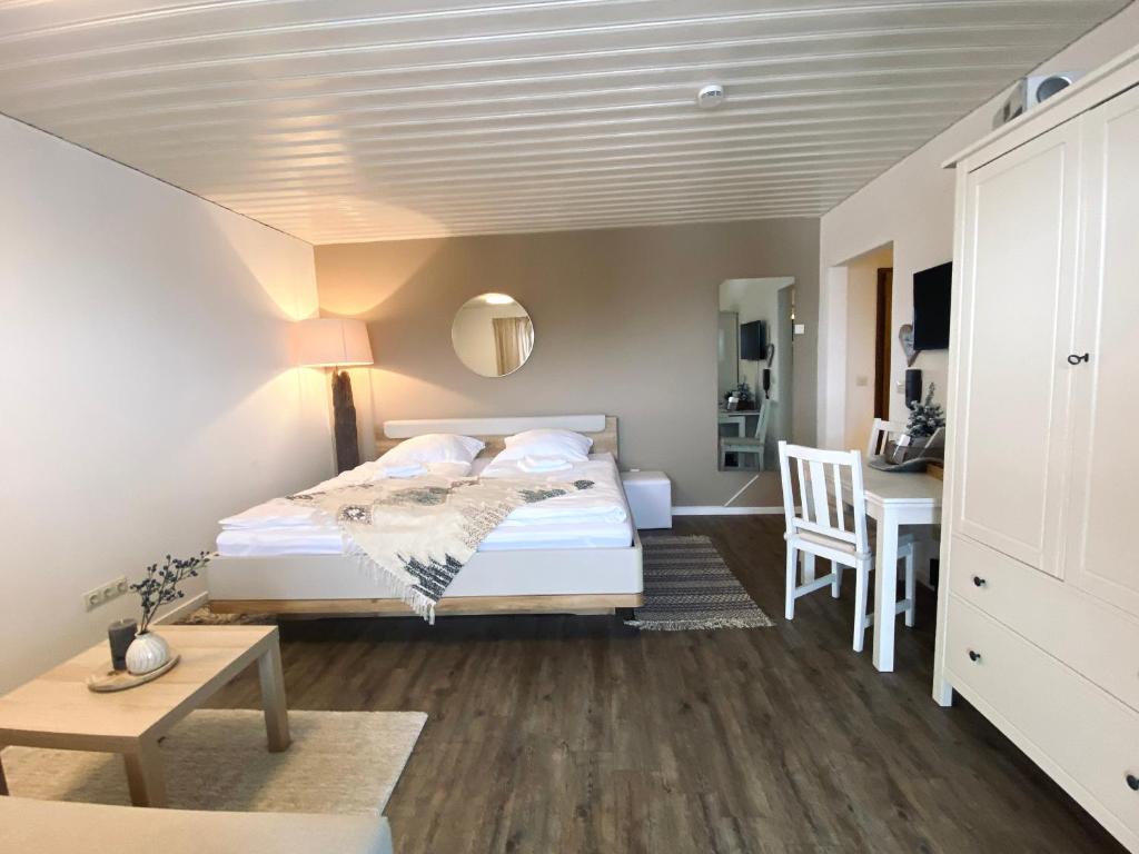 Un pat sau paturi într-o cameră la Ferienwohnung „Bergzeit“