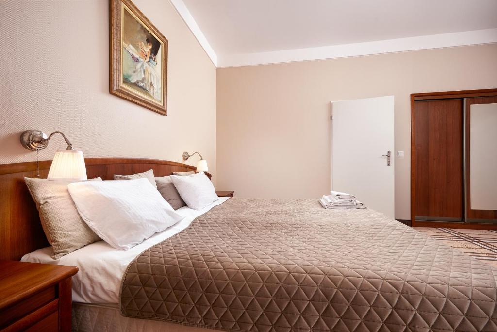 Postel nebo postele na pokoji v ubytování Hotel Anton by DNS