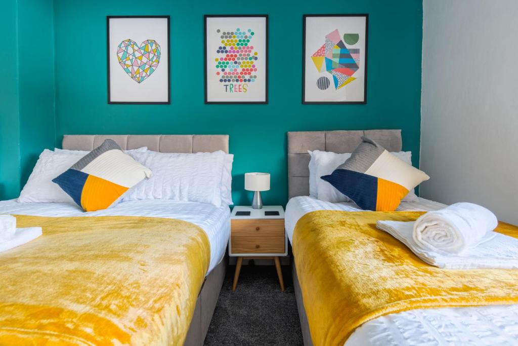 Rookwood house - spacious home with free parking - Short Stay Leeds - Three-Bedroom House