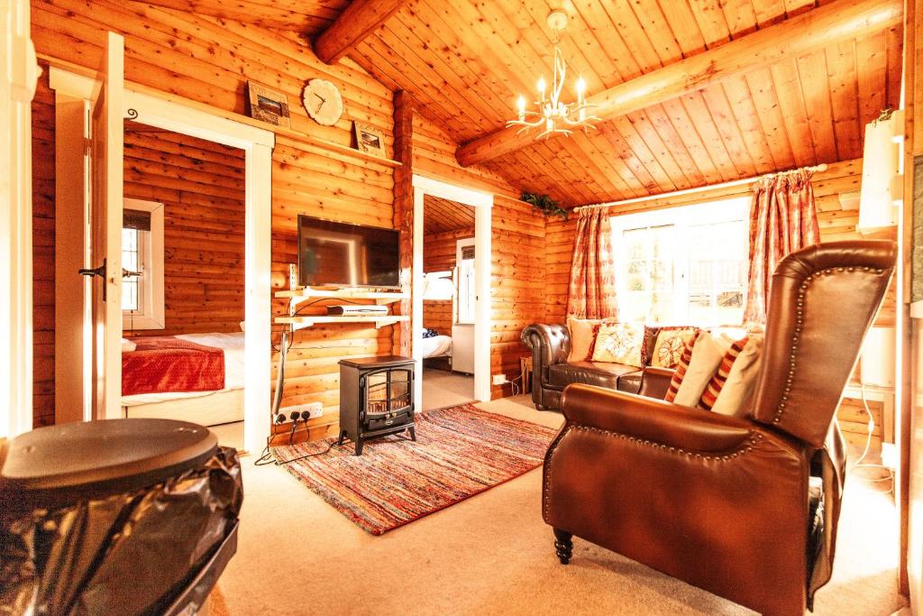 Ruang duduk di Log Cabin in Picturesque Snowdonia - Hosted by Seren Property