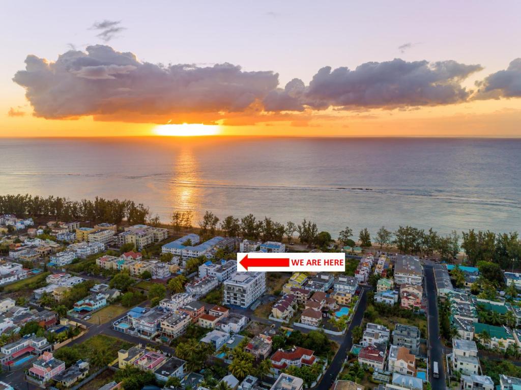 Vue aérienne d'une ville avec un panneau dans l'établissement Les Cerisiers Beach Residence, Cosy and Modern 3 bedroom apartment located 50 metres from the beach and from all amenities and restaurants on the coastal road, à Flic-en-Flac