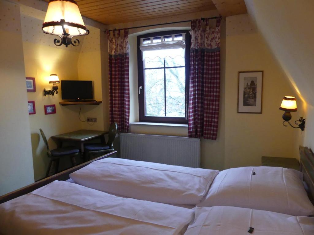 Bayerischer Hof - Traditional Family Room
