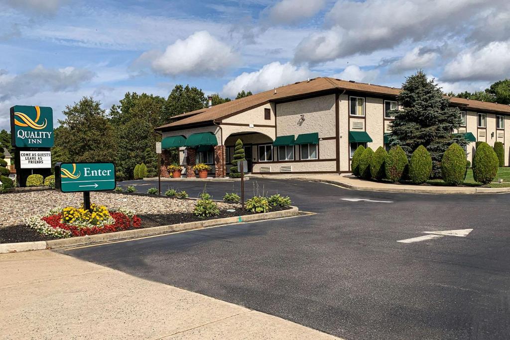 Manchester TownshipにあるQuality Inn near Toms River Corporate Parkの建物前の看板のあるホテル