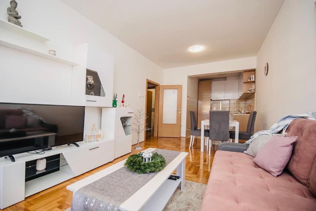 un soggiorno con un divano e una TV di Harmonija 3 a Trebinje