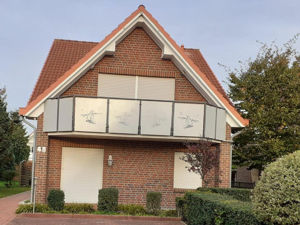 Una casa de ladrillo con dos puertas de garaje. en Küstenhaus Duhnen - Erdgeschoss mit Terrasse en Cuxhaven