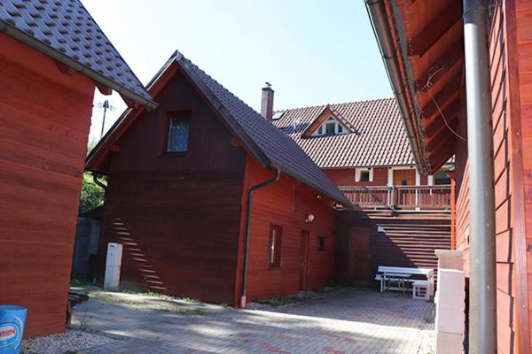 een rood gebouw met een trap naast een huis bij Chata Leonka - Dolní Moravice in Dolní Moravice