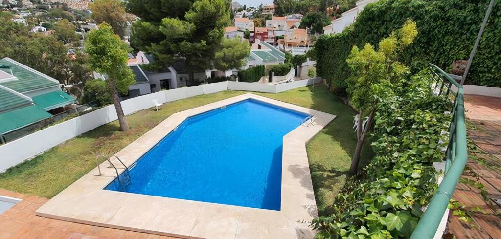 una vista aérea de una piscina en un patio en Apartamento "La Viña", en Málaga