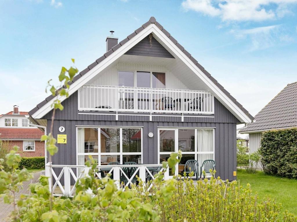 una casa gris con balcón en la parte superior en 8 person holiday home in Gelting, en Gelting