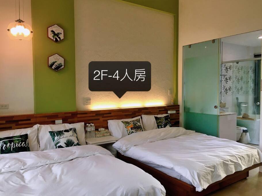 Postel nebo postele na pokoji v ubytování 礁溪好好沐溫泉MoonVilla具電動車充電樁