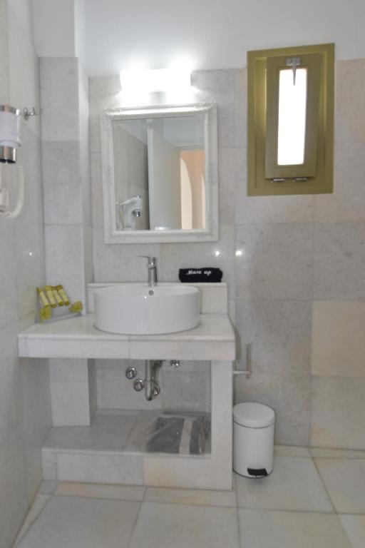 Koupelna v ubytování Artemis Hotel