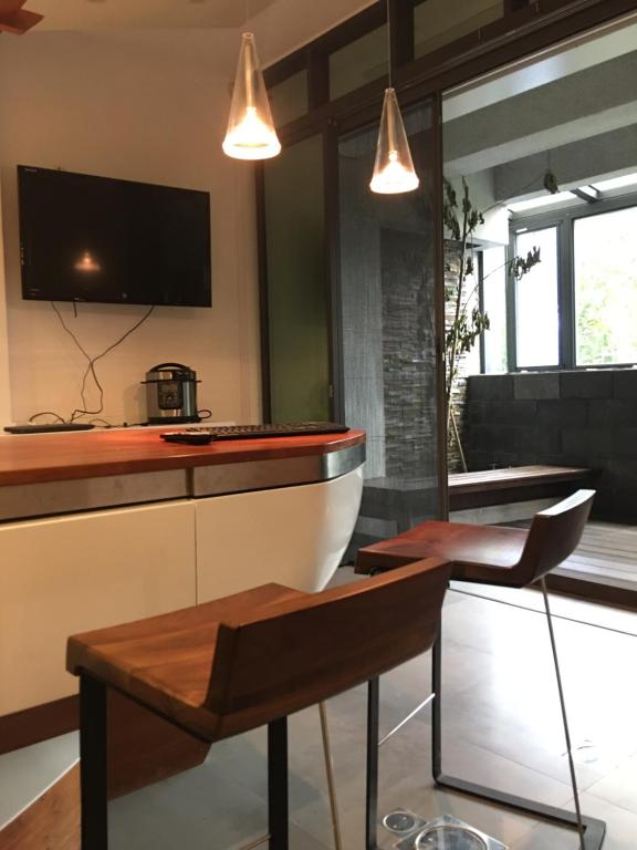 TV a/nebo společenská místnost v ubytování 礁溪好好沐溫泉MoonVilla具電動車充電樁