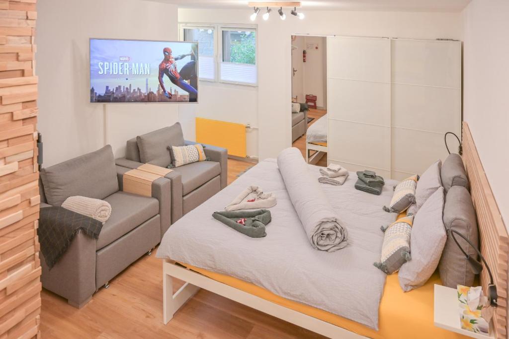 un soggiorno con un grande letto e un divano di Ambassador Yellow Home a Grächen