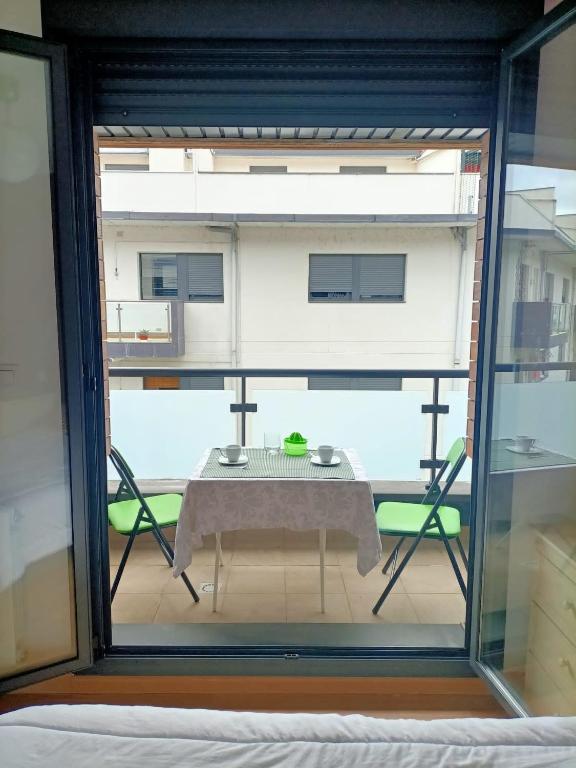TV a/nebo společenská místnost v ubytování Relájate en Ramales de la Victoria, apartamento con piscina y parking