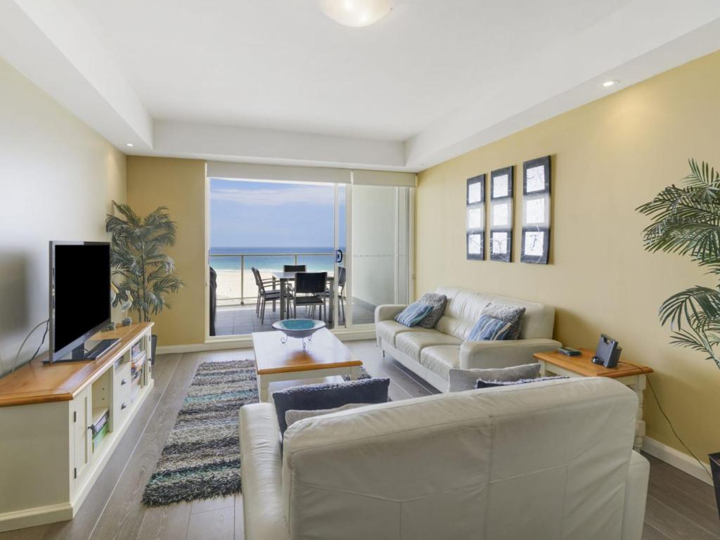 TV a/nebo společenská místnost v ubytování Ocean Views Unit 24