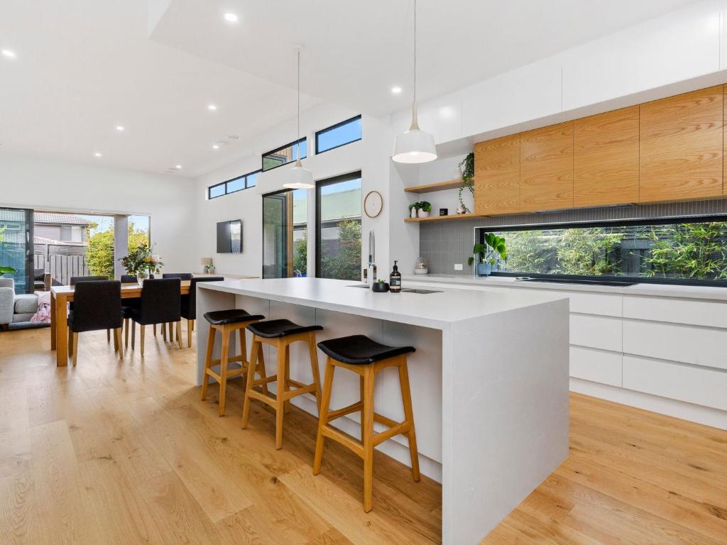 LAGUNA VILLA Mornington - Housity