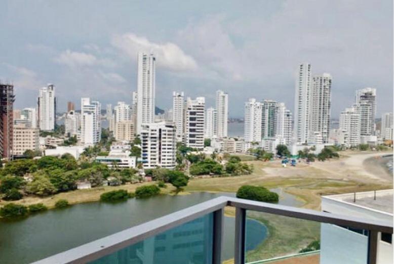 Blick auf die Stadt vom Balkon eines Gebäudes in der Unterkunft Cartagena de Indias, Mar, historia y diversión ! in Cartagena de Indias