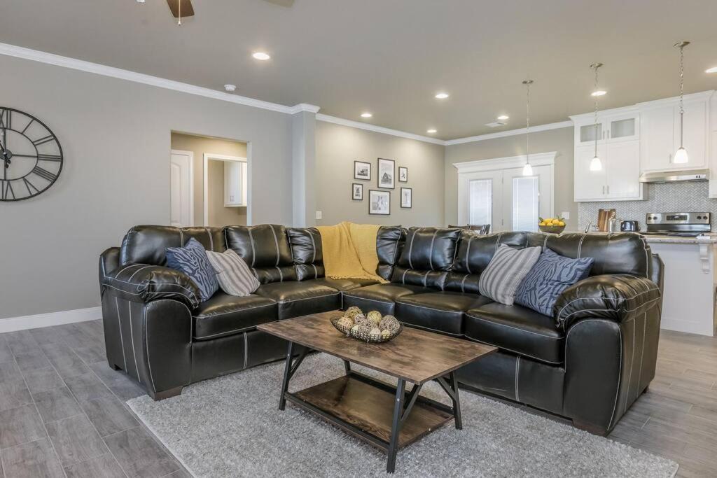 Posezení v ubytování Beautifully Decorated New Home, King Bed, Washer/Dryer & Fully Stocked Kitchen