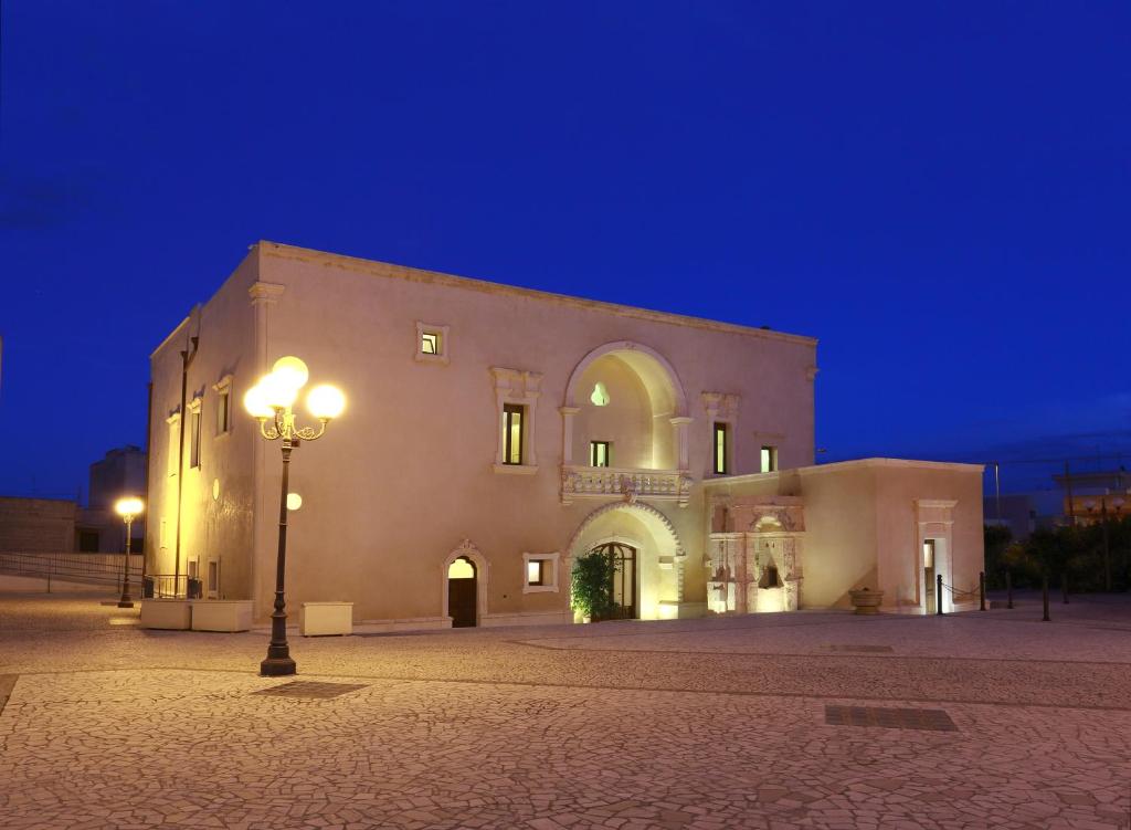 un edificio con un lampione di fronte ad esso di notte di Casina Raho B&B a Nardò