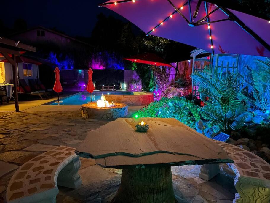 Сад в Mineral Saltwater Solar heated Pool & Spa Oasis with mountain views and Koi pond