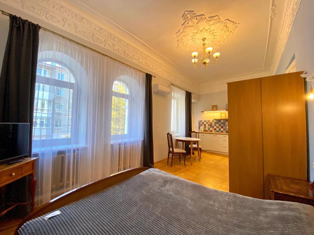 Un pat sau paturi într-o cameră la Ermitage Apt, Апартаменти в Центрі Дніпра