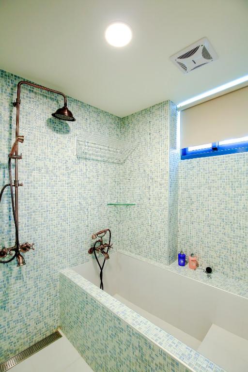 A Homestay of the Yiwen Brigade - Sala De Reina Con Balcón