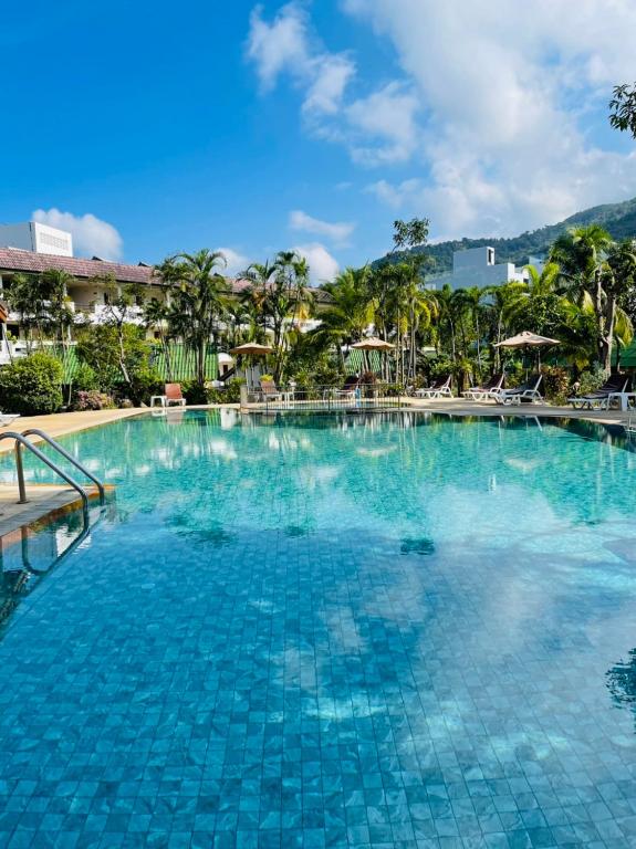 Bazén v ubytování Phuket Golden Sand Inn - SHA Extra Plus nebo v jeho okolí