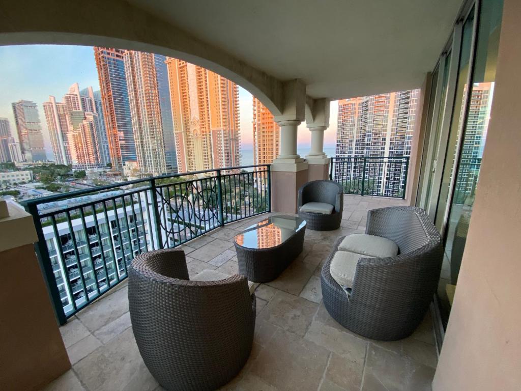 einen Balkon mit Stühlen und Stadtblick in der Unterkunft The King David Condos in Miami Beach