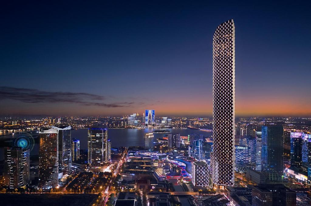 um edifício alto em uma cidade à noite em Niccolo Suzhou em Suzhou
