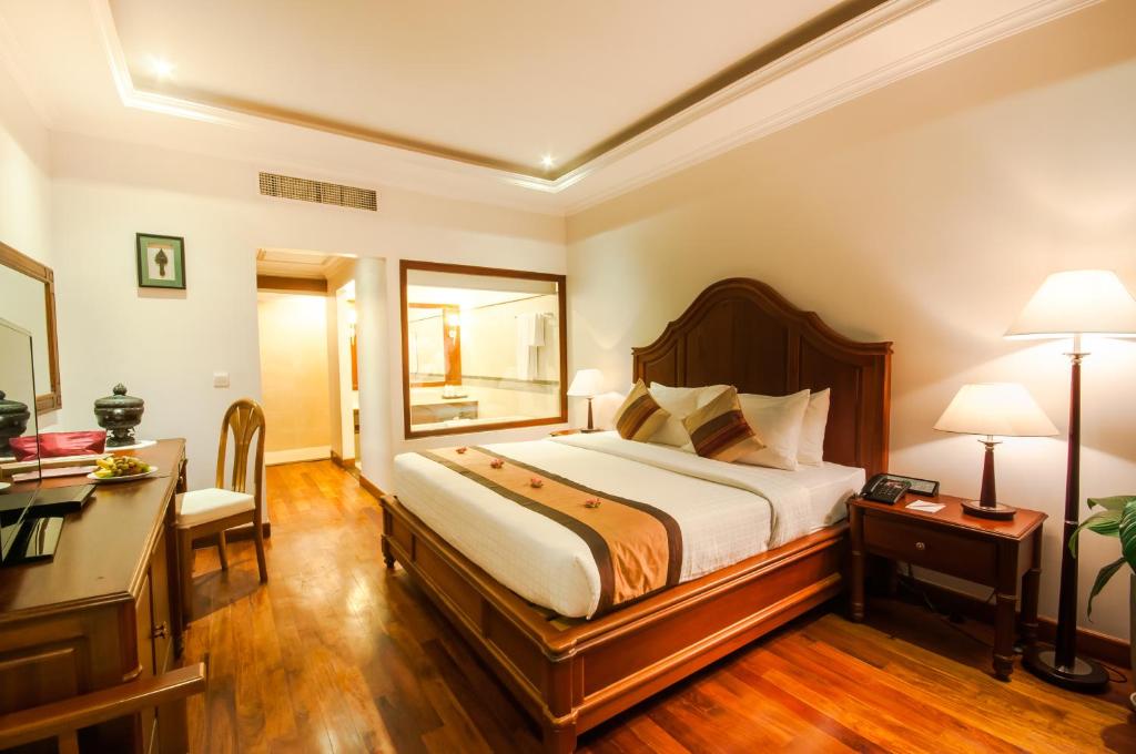 Postel nebo postele na pokoji v ubytování Saem Siemreap Hotel