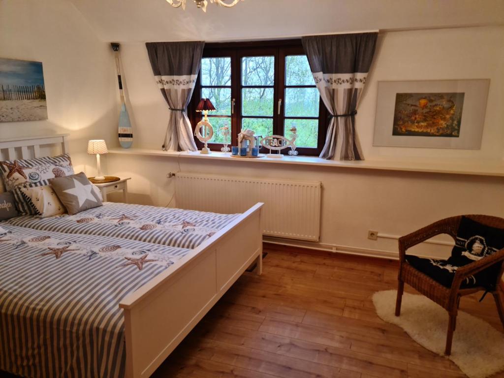 Un dormitorio con una cama grande y una ventana en Ferienwohnung op de Warft, en Neukirchen