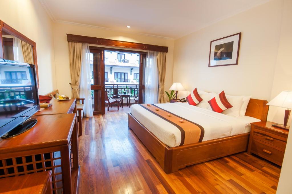 Postel nebo postele na pokoji v ubytování Saem Siemreap Hotel