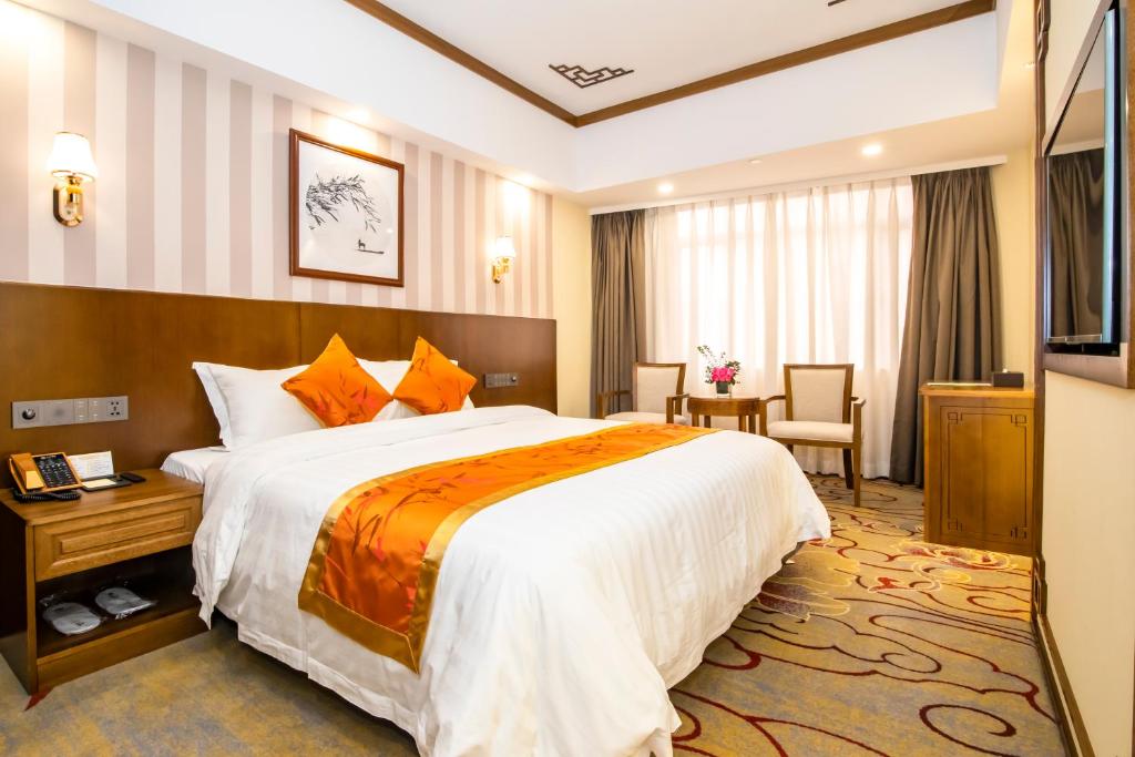 Tempat tidur dalam kamar di Fu Hua Hotel