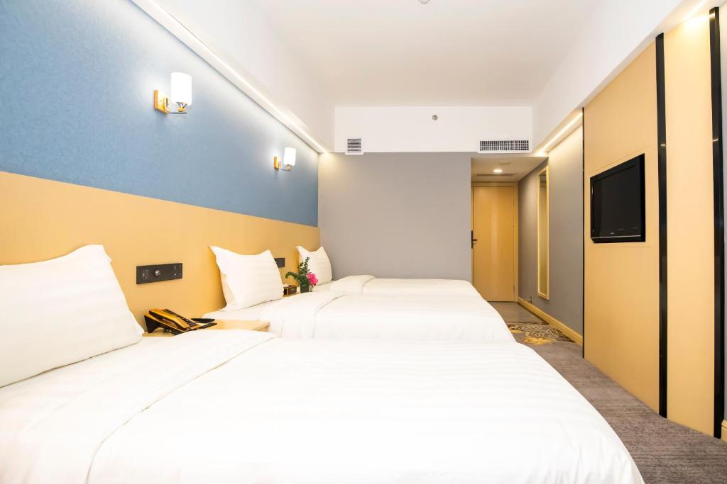 Postel nebo postele na pokoji v ubytování Fu Hua Hotel