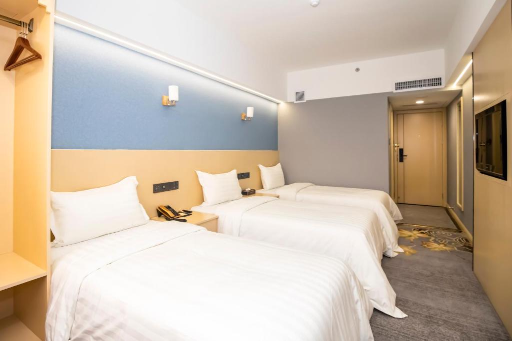 Postel nebo postele na pokoji v ubytování Fu Hua Hotel